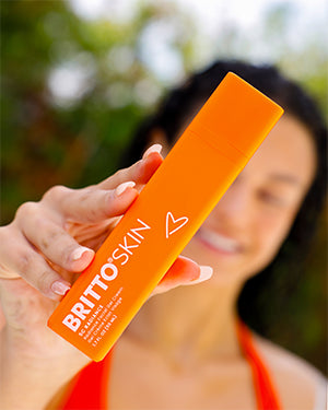 A model holds the 5C Radiance Facial Gel Cream in her hand.